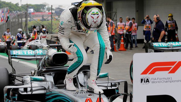 Hamilton se impune în Brazilia după ce Verstappen a fost scos de pe pistă
